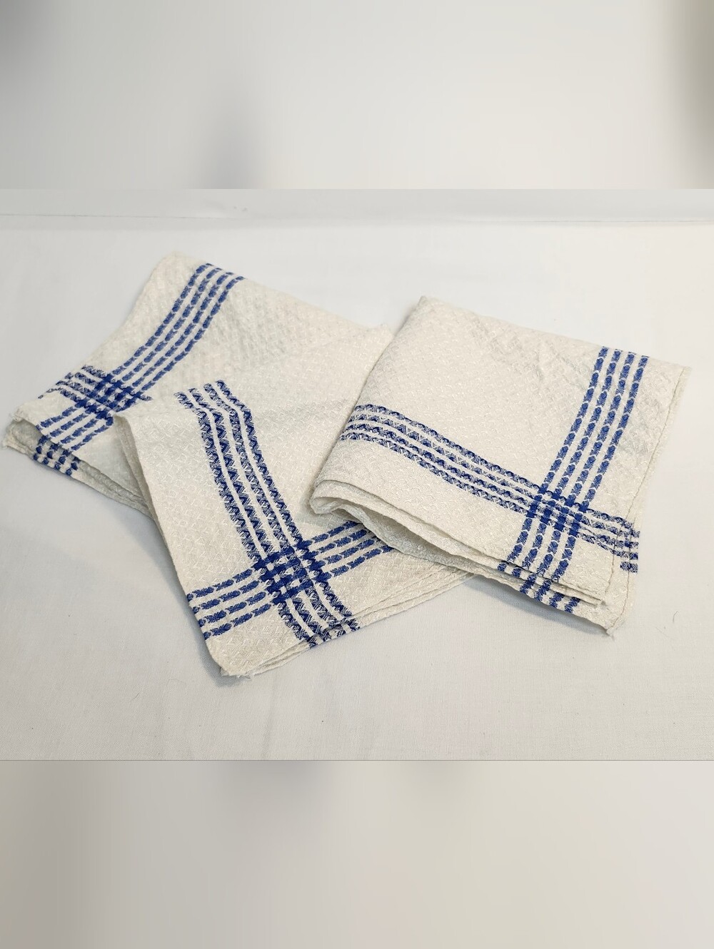 3 Cloth Napkins White And Blue